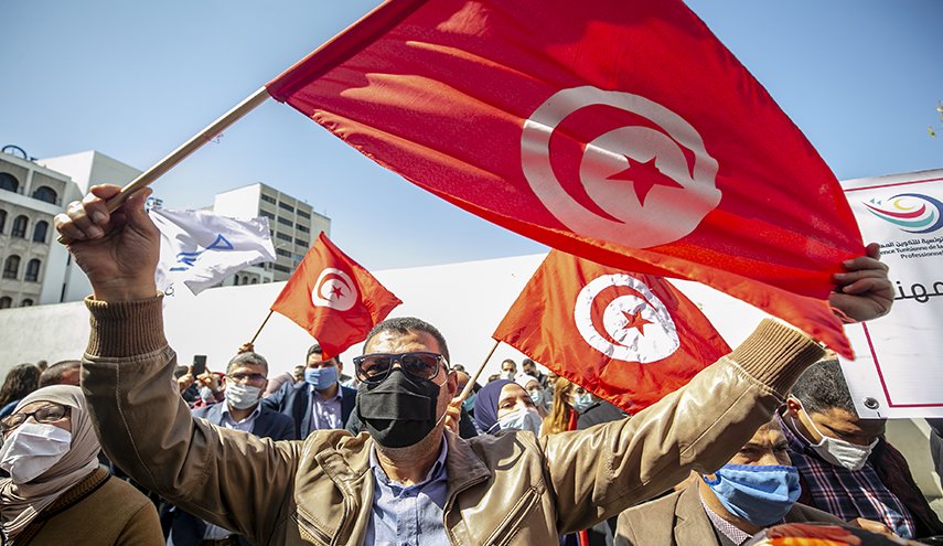 تونس: إلغاء تدريجي لدعم الغذاء والمحروقات وإيقاف التوظيف في الحكومة