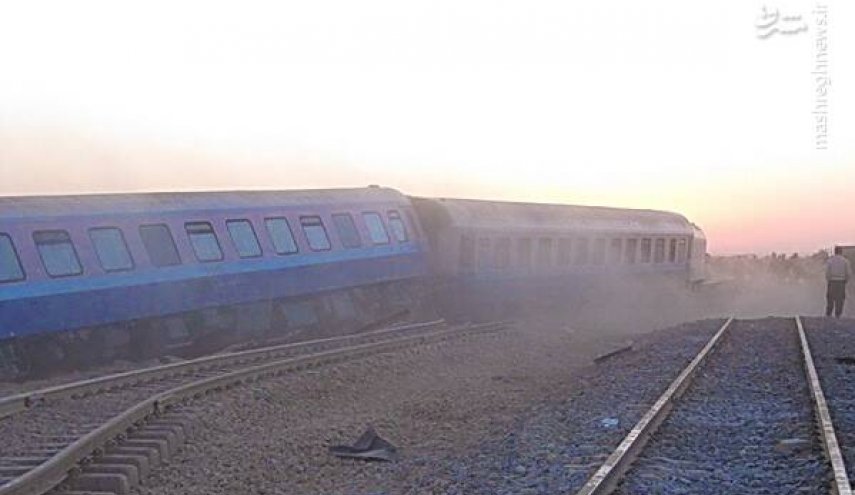 22 قتيلا وجريحا في حادث خروج قطار عن مساره في طبس