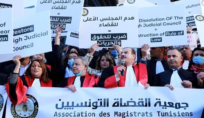قضاة تونس يمددون إضرابهم رفضا لقرارات قيس سعيّد