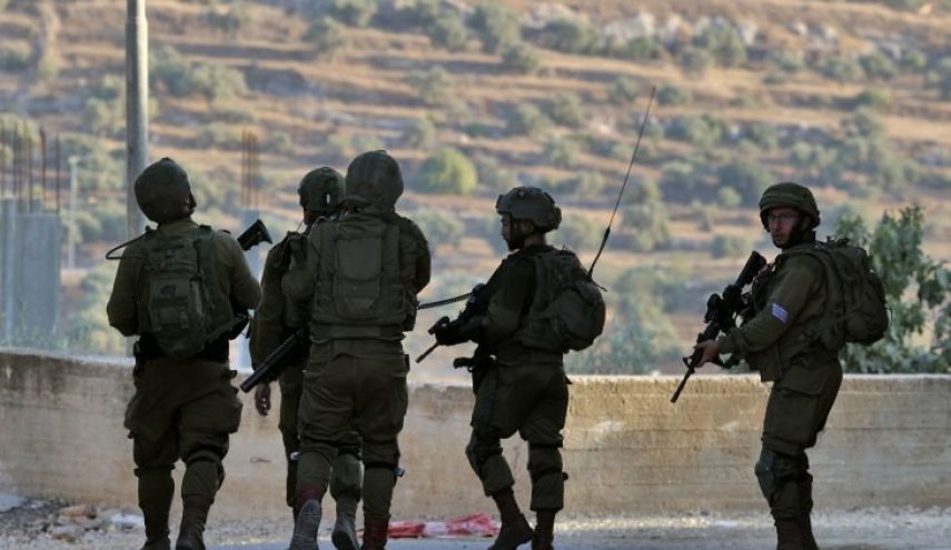 الاحتلال يعتقل فلسطينيًا باللد على خلفية تصديه لمستوطنين