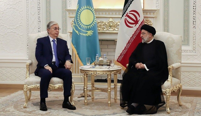 إيران وكازاخستان توقعان مذكرات للتعاون بحضور رئيسي البلدين