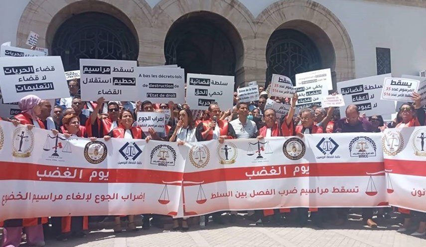 قضاة تونس ينفذون يوم غضب ضد قرار سعيّد عزل 57 منهم