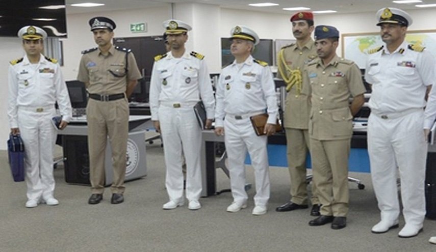 وفد عسكري من إيران يزور مركز الأمن البحري في سلطنة عمان