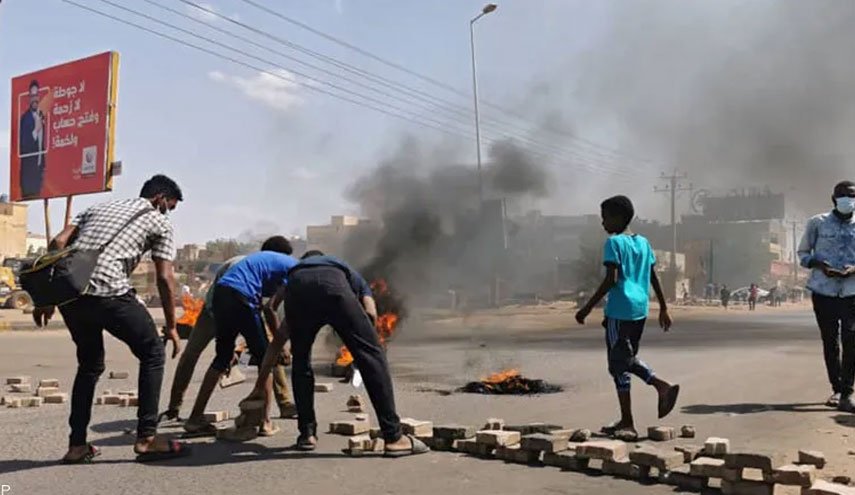الأمن السوداني يطلق الغاز المسيل للدموع على متظاهري الخرطوم