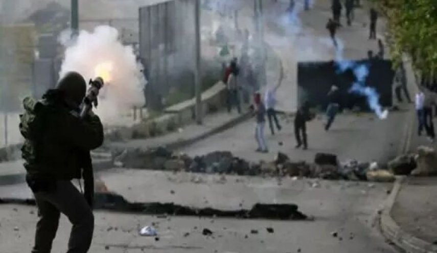 اصابة واختناق عشرات الفلسطينيين في الضفة الغربية