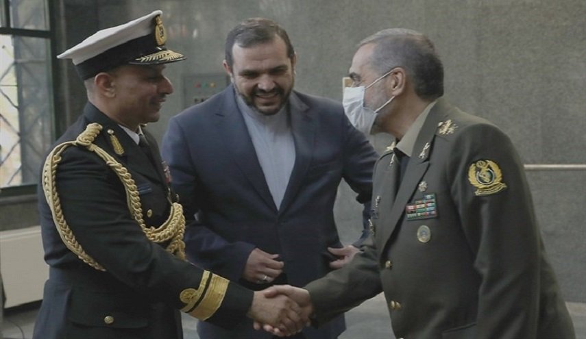 وزير الدفاع الإيراني يستقبل قائد القوات البحرية العمانية