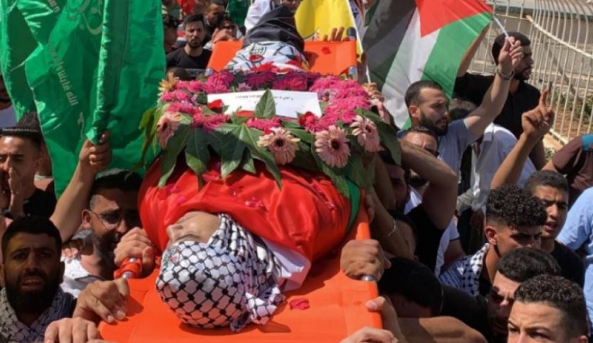  آلاف الفلسطينيين يشيعون جثمان الشهيد أبو عليا في رام الله
