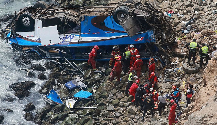 16 قتيلا اثر سقوط حافلة صغيرة في هاوية في البيرو