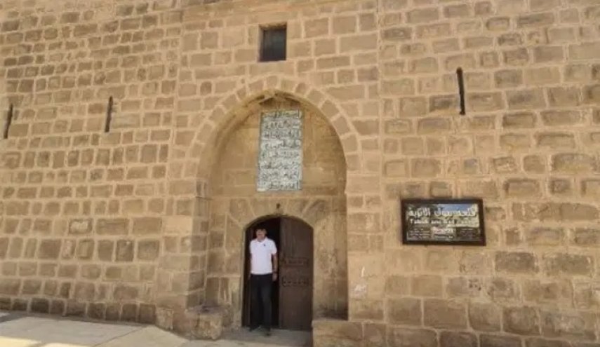 صهيوني يدنس العين التي شرب منها الرسول ص