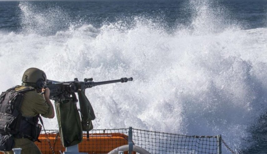 زوارق الاحتلال تستهدف برشاشاتها الصيادين في بحر رفح