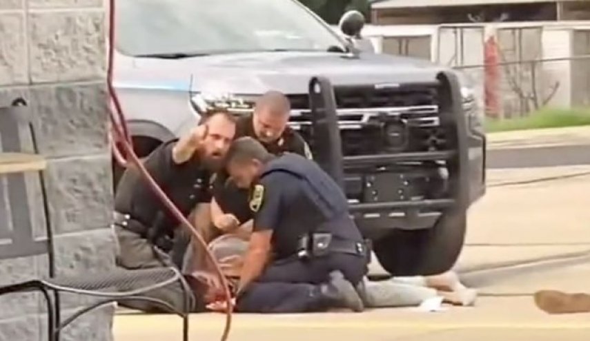 ضرب و شتم وحشیانه جوان آمریکایی توسط سه مامور پلیس+فیلم
