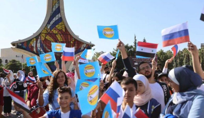 بالصور .. هكذا احتفل السوريون بعيد العلم الروسي