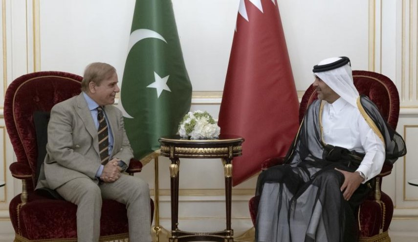 رئيس الوزراء القطري يجري مباحثات مع نظيره الباكستاني