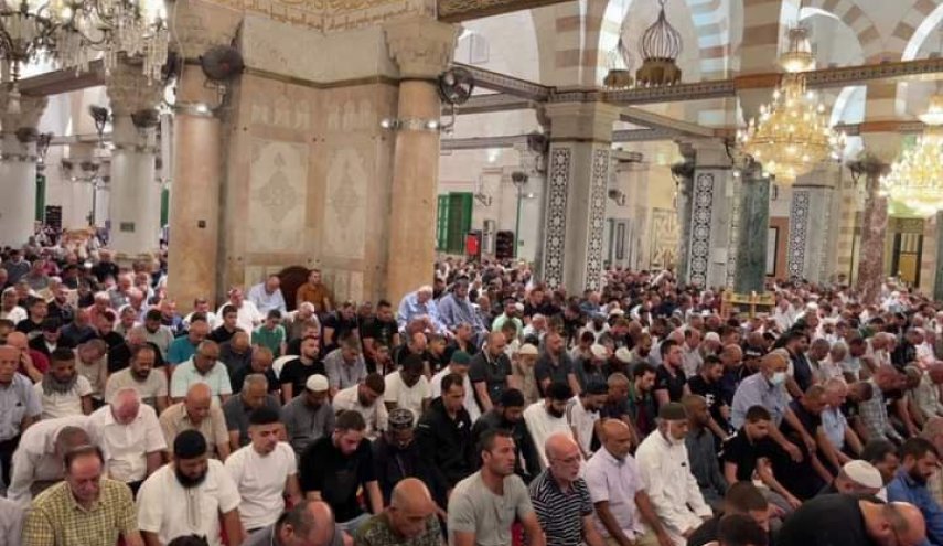 بالصور.. الآلاف يؤمّون الأقصى بصلاة الفجر في جمعة ’رباطنا درع’