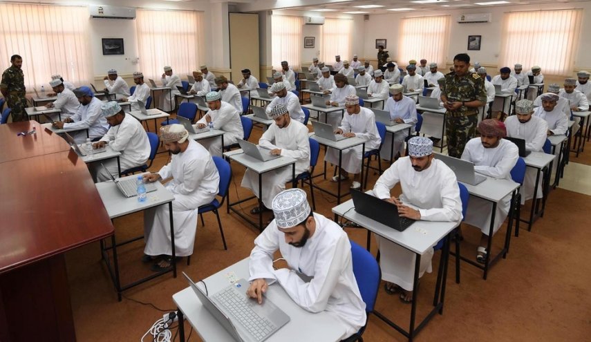 سلطنة عمان تبدأ إجراءات تجنيد الضباط لقواتها المسلحة