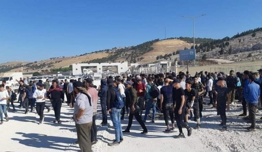 مسلحو 'تحرير الشام' يفرقون 'قافلة السلام' السورية على الحدود مع تركيا