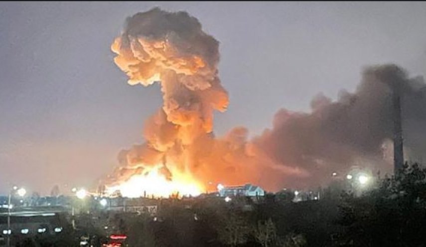 انفجارات بحقل العمر واللهب يتصاعد في أكبر قواعد الاحتلال الامريكي بسوريا