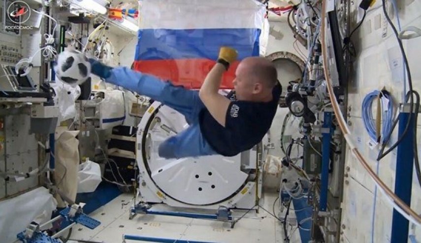 شاهد.. رواد الفضاء الروس سيلعبون كرة القدم على متن المحطة الفضائية
