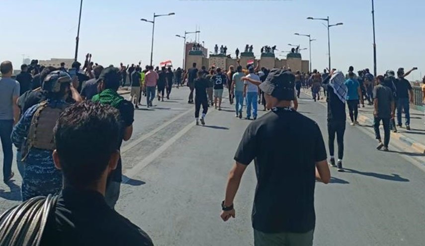 تظاهرات در بغداد| عبور تظاهرات کنندگان از مانع اول پل الجمهوریه