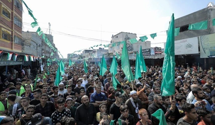 شاهد.. آلاف الفلسطينيين يشاركون في مسيرة حاشدة شمالي غزة 