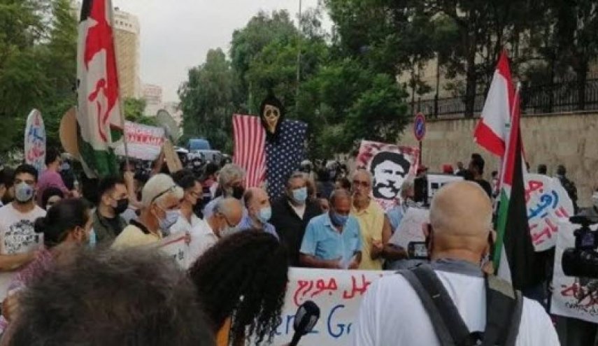تجمع لبنانی‌ها در مقابل سفارت فرانسه