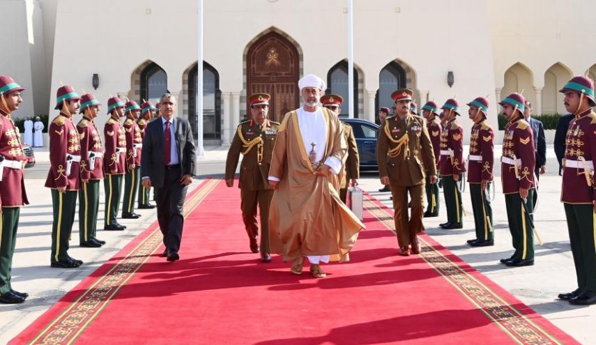 سلطان عمان يصل البحرين في زيارة رسمية