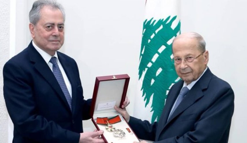 الرئيس اللبناني يقلد السفير السوري وسام الأرز الوطني تقديرا لجهوده