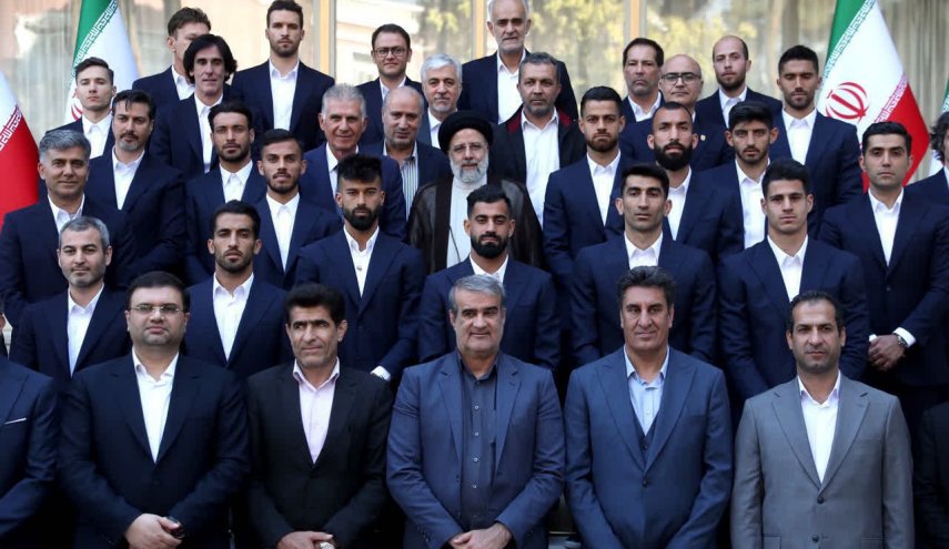 قبل مغادرتهم لقطر.. أعضاء المنتخب الكروي الإيراني يلتقون رئيس الجمهورية