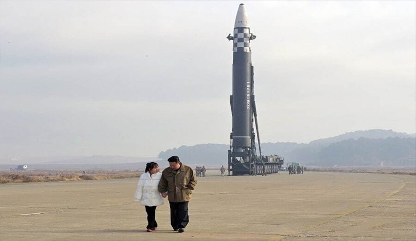 بالصور.. أول ظهور علني لابنة زعيم كوريا الشمالية خلال تجربة صاروخ باليستي