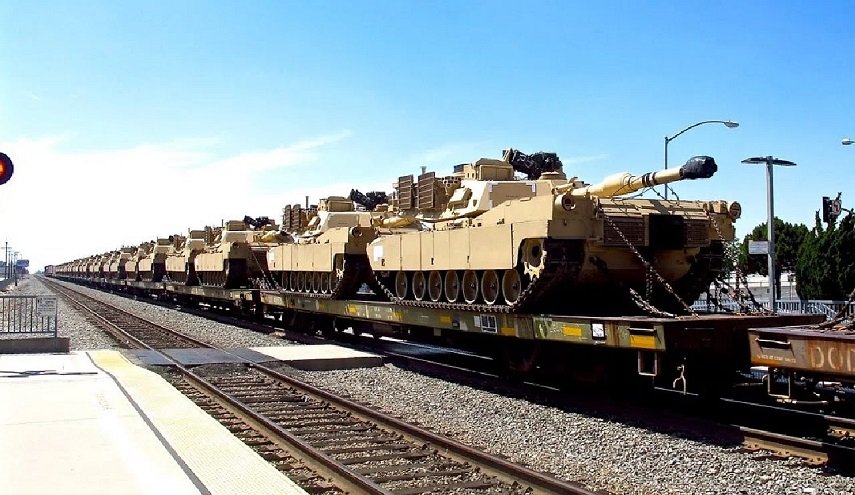 قطار يحمل معدات عسكرية أمريكية يخرج من مساره في اليونان
