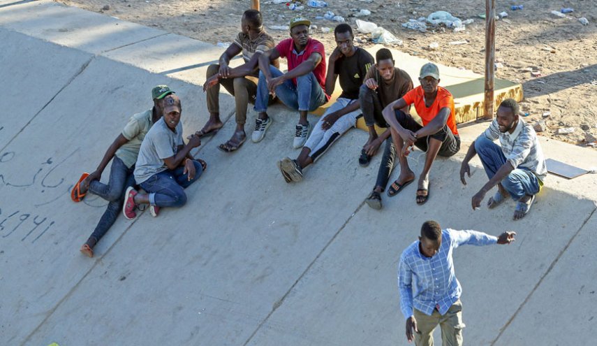 'ليبيا' تستأنف ترحيل المهاجرين السريين برا