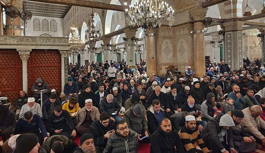 آلاف الفلسطينيين يلبون نداء الفجر في المسجد الأقصى المبارك