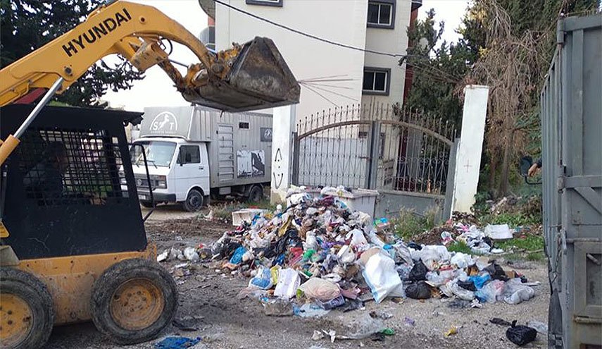 حزب الله يواصل مبادرته في رفع النفايات في منطقة صيدا الجنوبية
