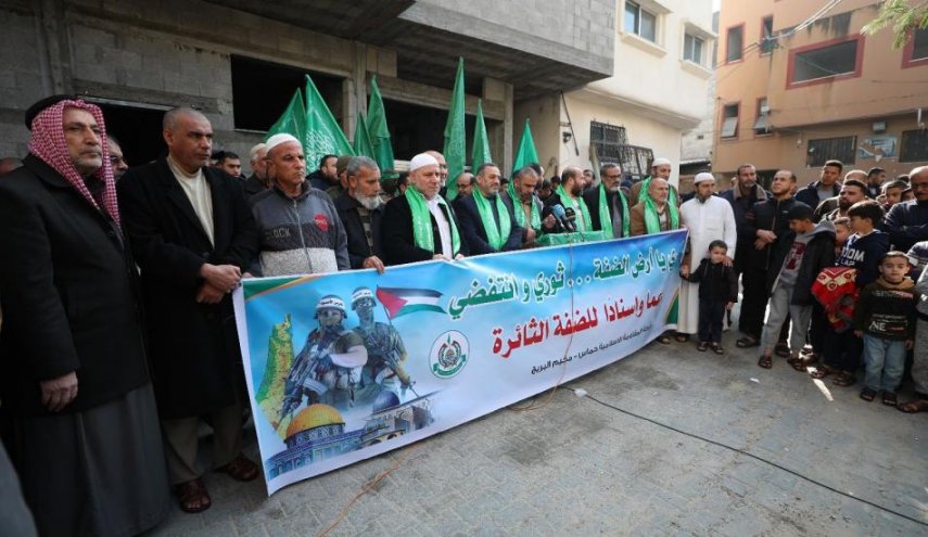 حماس تنظم وقفة بمخيم البريج دعما وإسنادا للضفة
