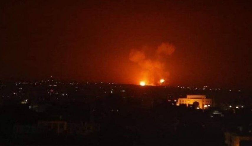 واکنش پدافند هوایی سوریه به اهداف متخاصم در آسمان دمشق/ شهادت 2 نظامی و توقف فعالیت فرودگاه دمشق

