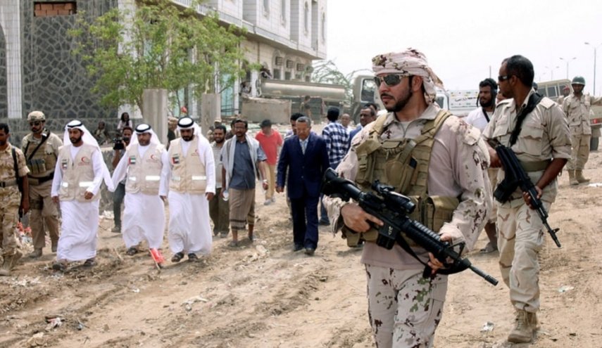 الإمارات تسلم الانتقالي عشرات المدرعات لبناء قاعدة عسكرية في أبين