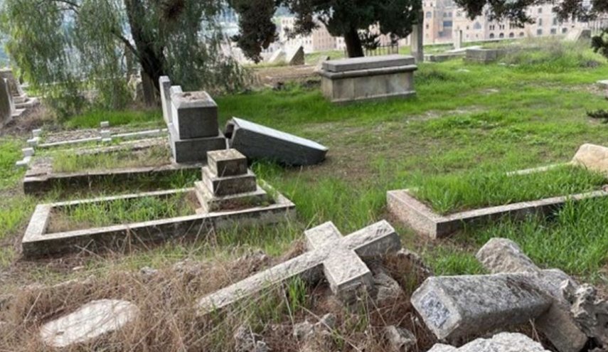 'حماس' تدين اعتداء متطرّفين صهاينة على مقبرة مسيحية في القدس