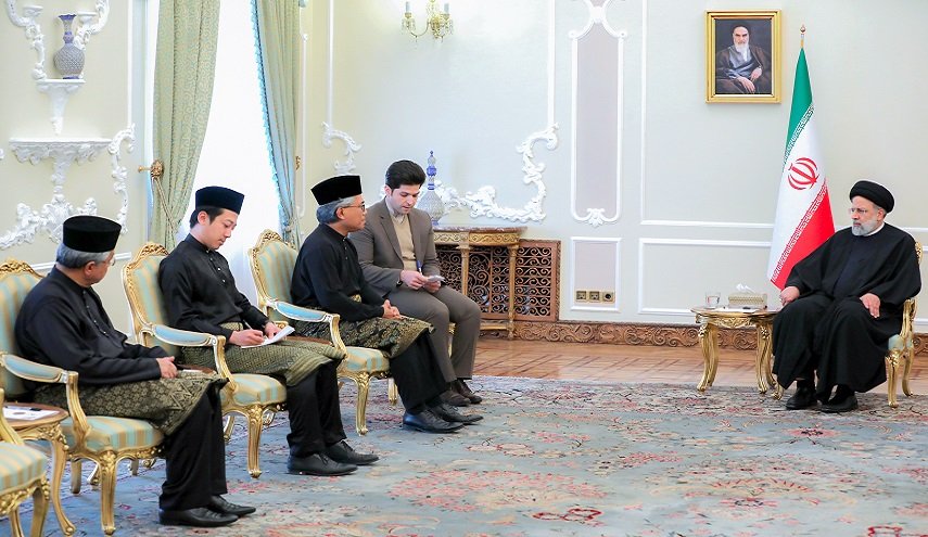 الرئيس الإيراني يؤكد على تعزيز العلاقات مع الدول الإسلامية