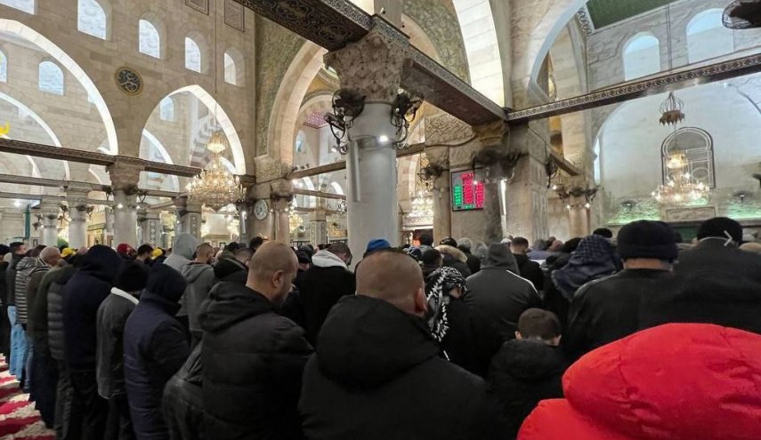 هزاران فلسطینی نماز صبح را در مسجدالاقصی و مسجد ابراهیمی اقامه کردند