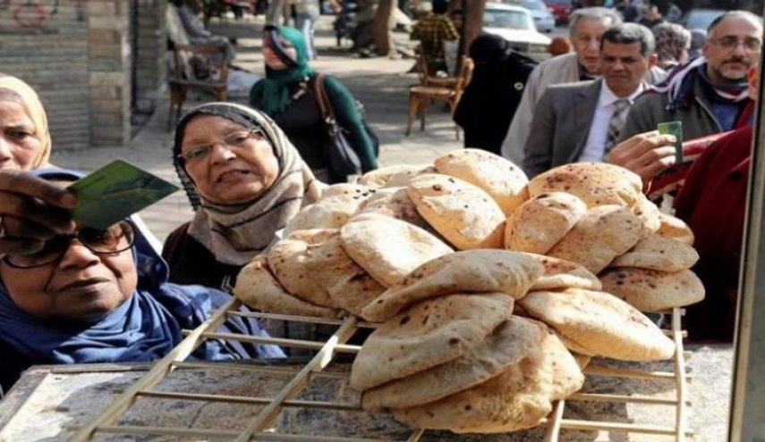 الحكومة المصرية تنفي أنباء بشأن زيادة سعر رغيف الخبز المدعم