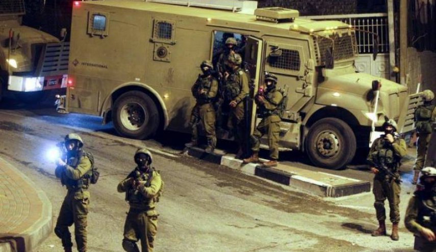 اعتقال 12 مواطنا فلسطينيا في حملة مداهمات بالضفة والقدس