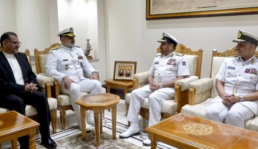 دیدار دریادار ایرانی با رئیس ستادکل نیروهای مسلح عمان