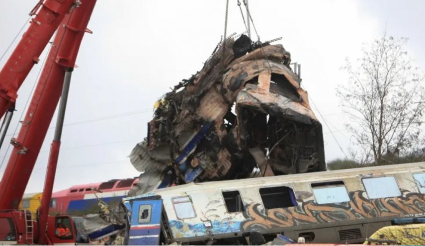 ارتفاع عدد ضحايا حادث قطار اليونان ورجال الإنقاذ يبحثون بين الحطام