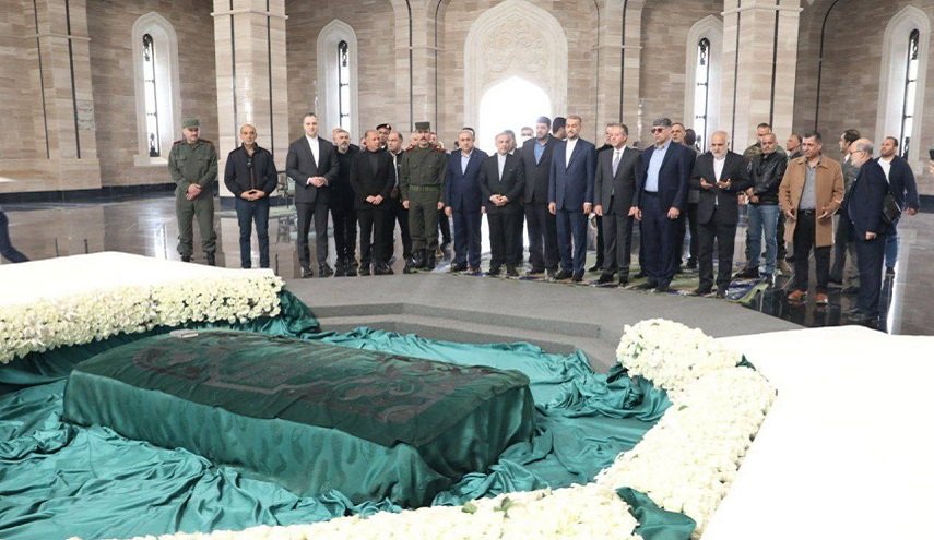 بالصور.. وزير الخارجية الإيراني يضع إكليلاً من الزهور على قبر الراحل حافظ الأسد
