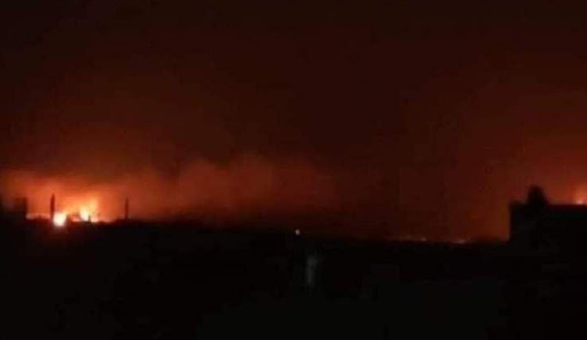 لحظه حمله موشکی به پایگاه اشغالگران آمریکایی در شرق دیرالزور سوریه + ویدیو