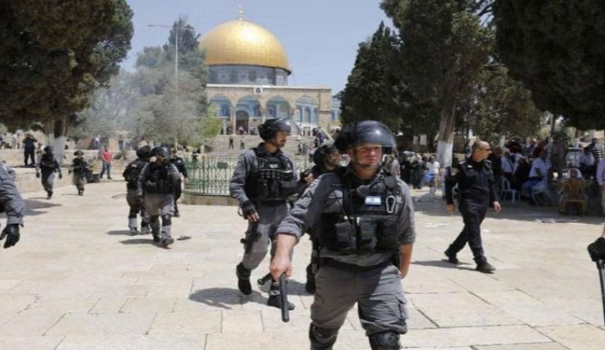 الاحتلال يقتحم المسجد الأقصى ويخرج المعتكفين بقوة السلاح