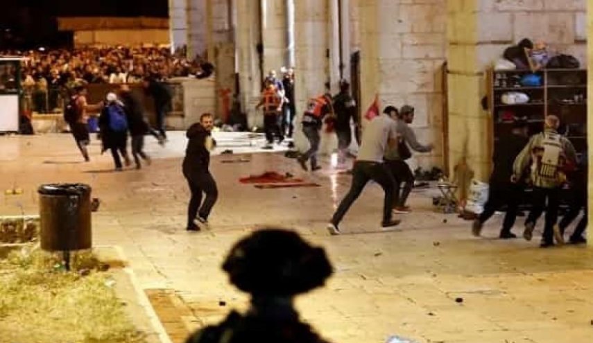 قوات الاحتلال تجدد اعتداءها على المعتكفين بالمسجد الأقصى

