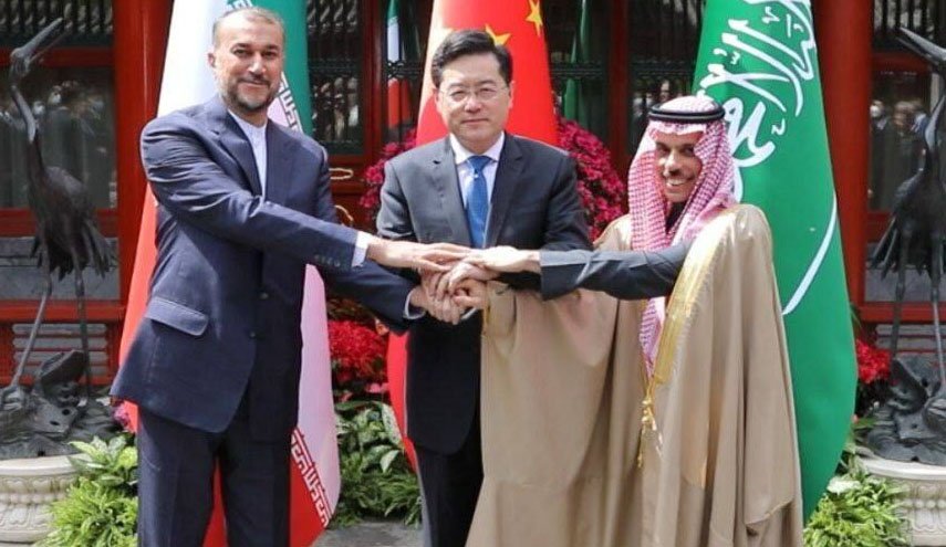 لحظه امضاء بیانیه مشترک ایران، عربستان و چین+ ویدیو