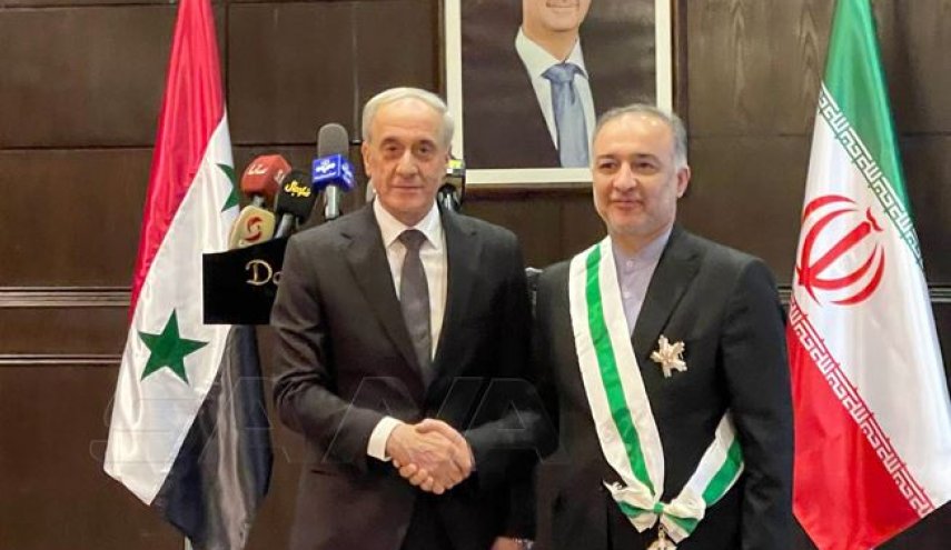 الرئيس السوري يمنح السفير الإيراني بدمشق وسام الاستحقاق السوري