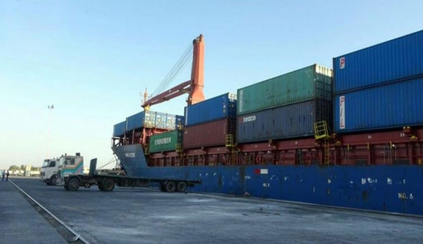 وصول سفينة تحمل 297 حاوية من البضائع إلى ميناء الحديدة